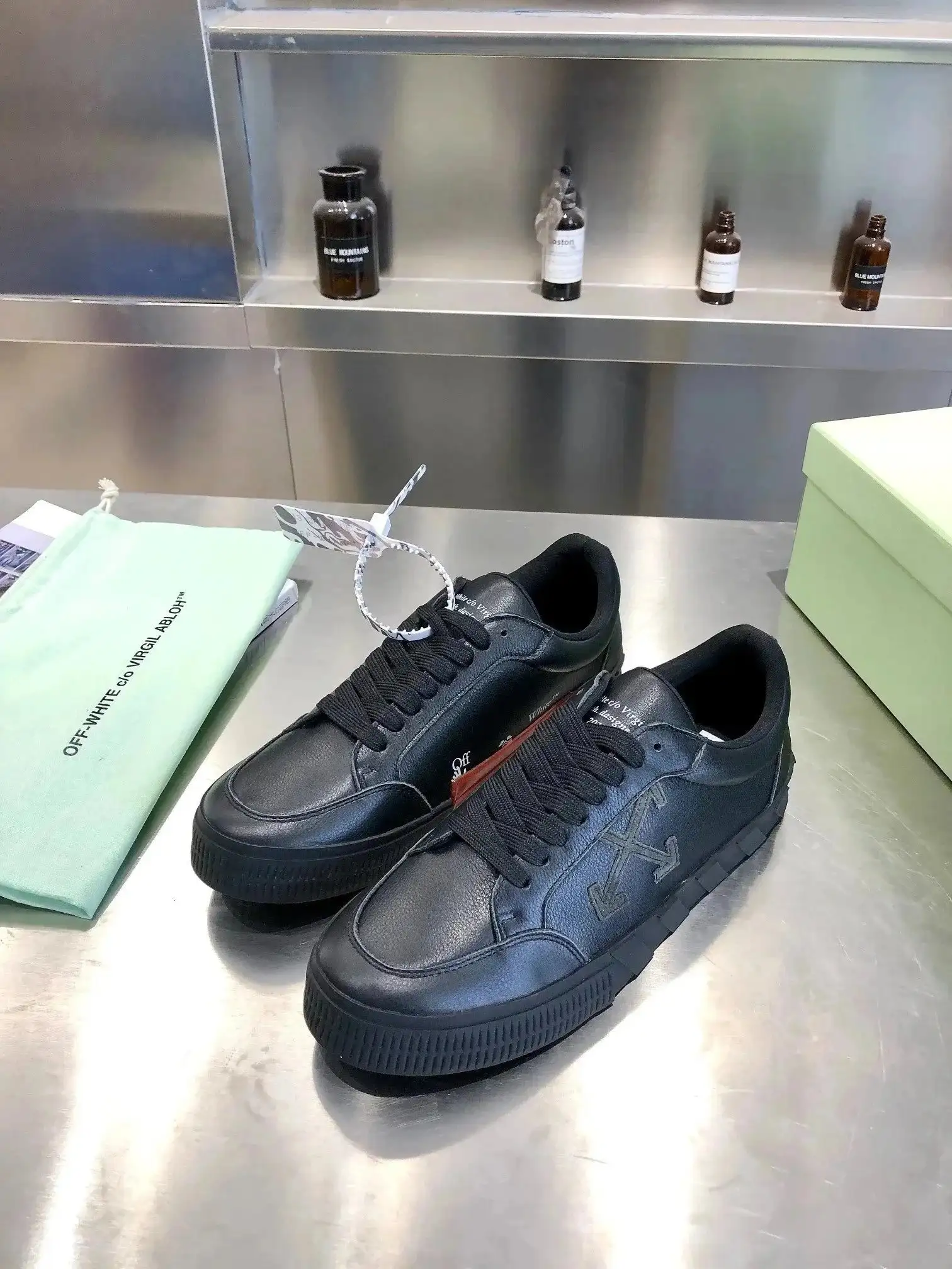 OFF White Sneakers — foto 3 de 6