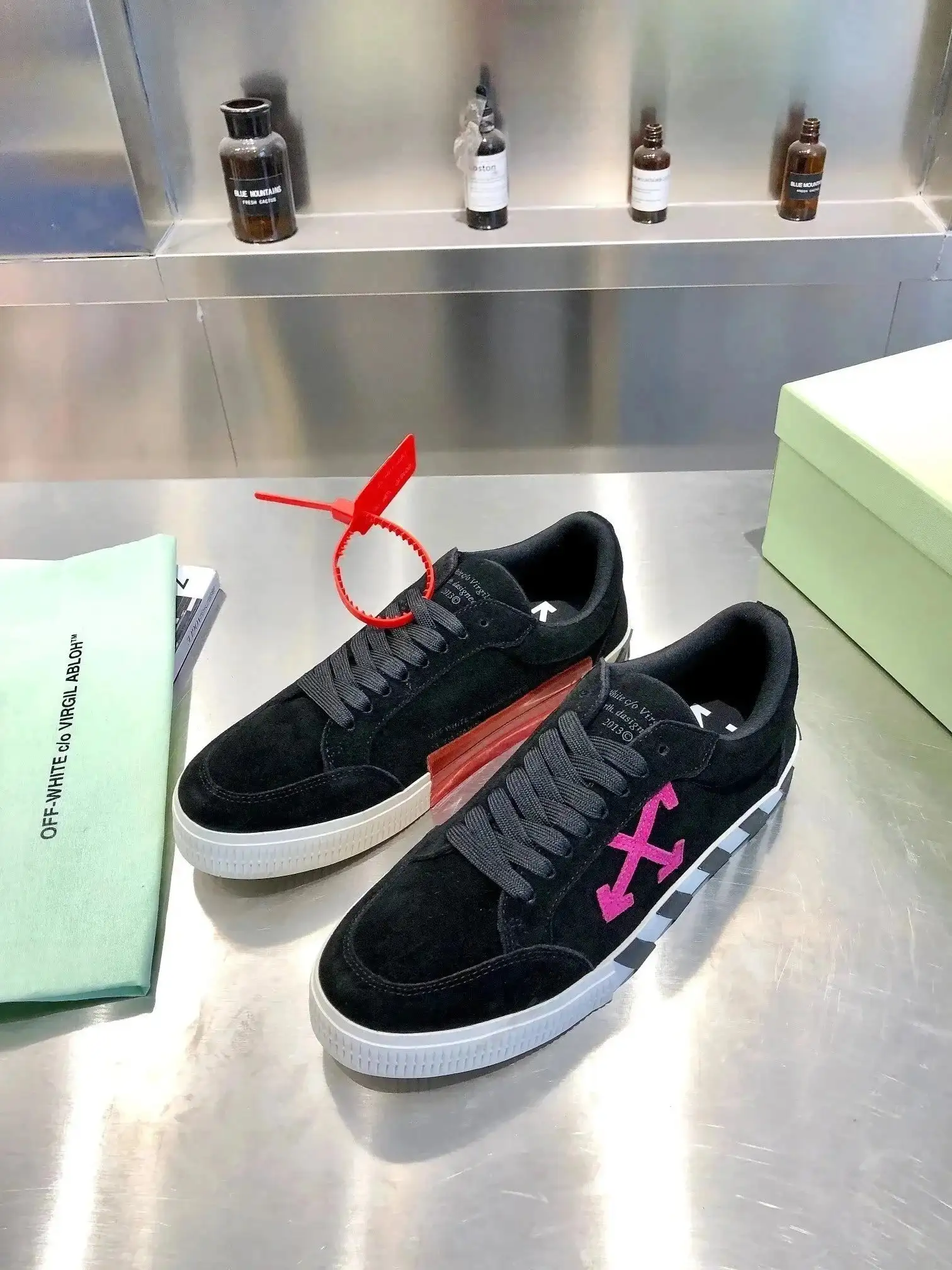 OFF White Sneakers — foto 6 de 6