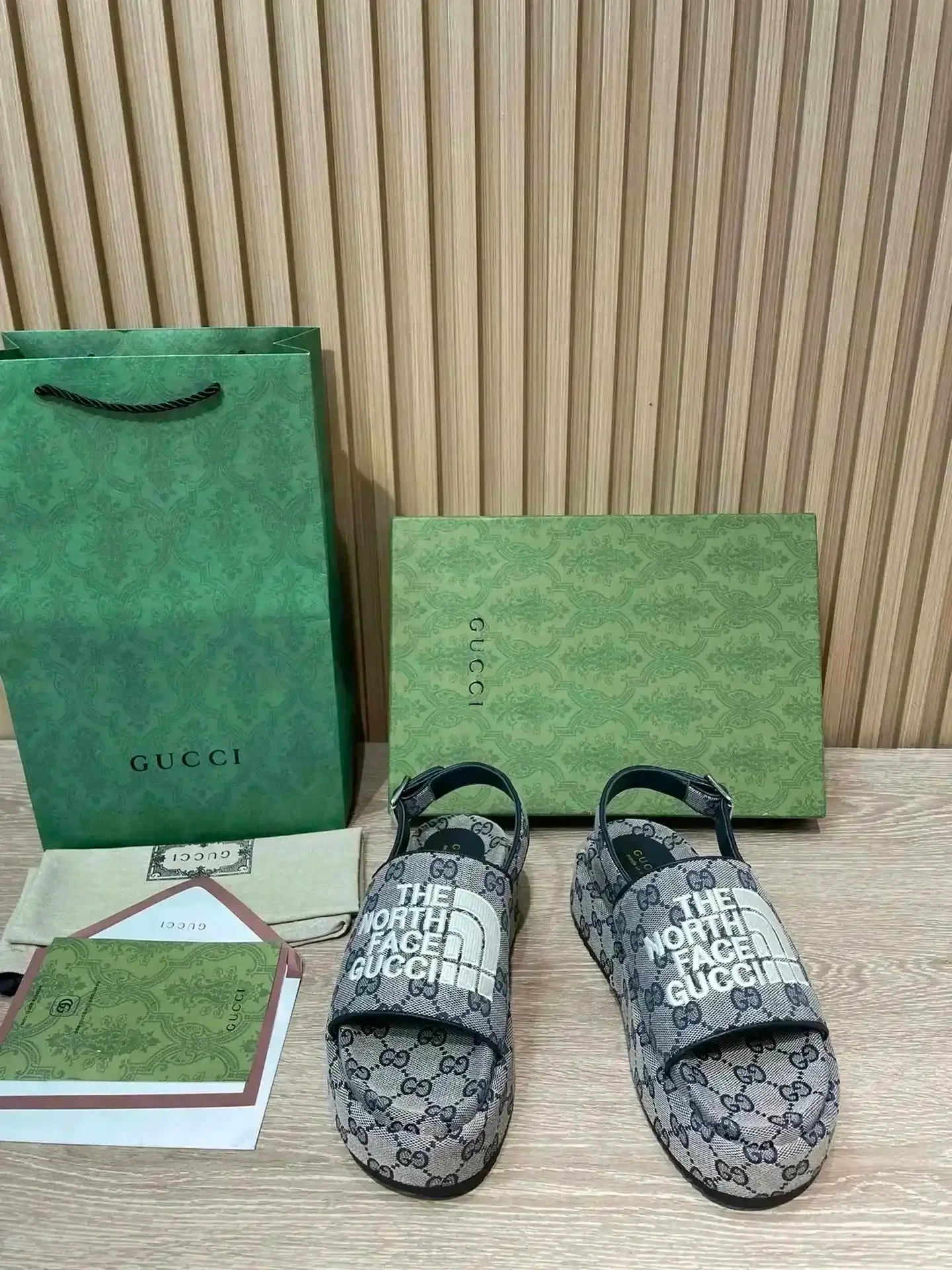 Gucci x The North Face Slippers [40 styles] — foto 2 de 6