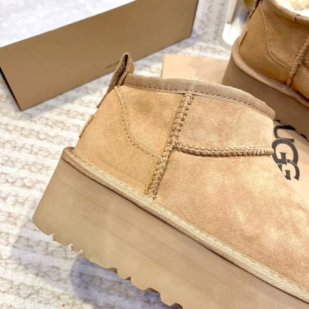 UGG Mini Platform Boots & Slippers — foto 4 de 6