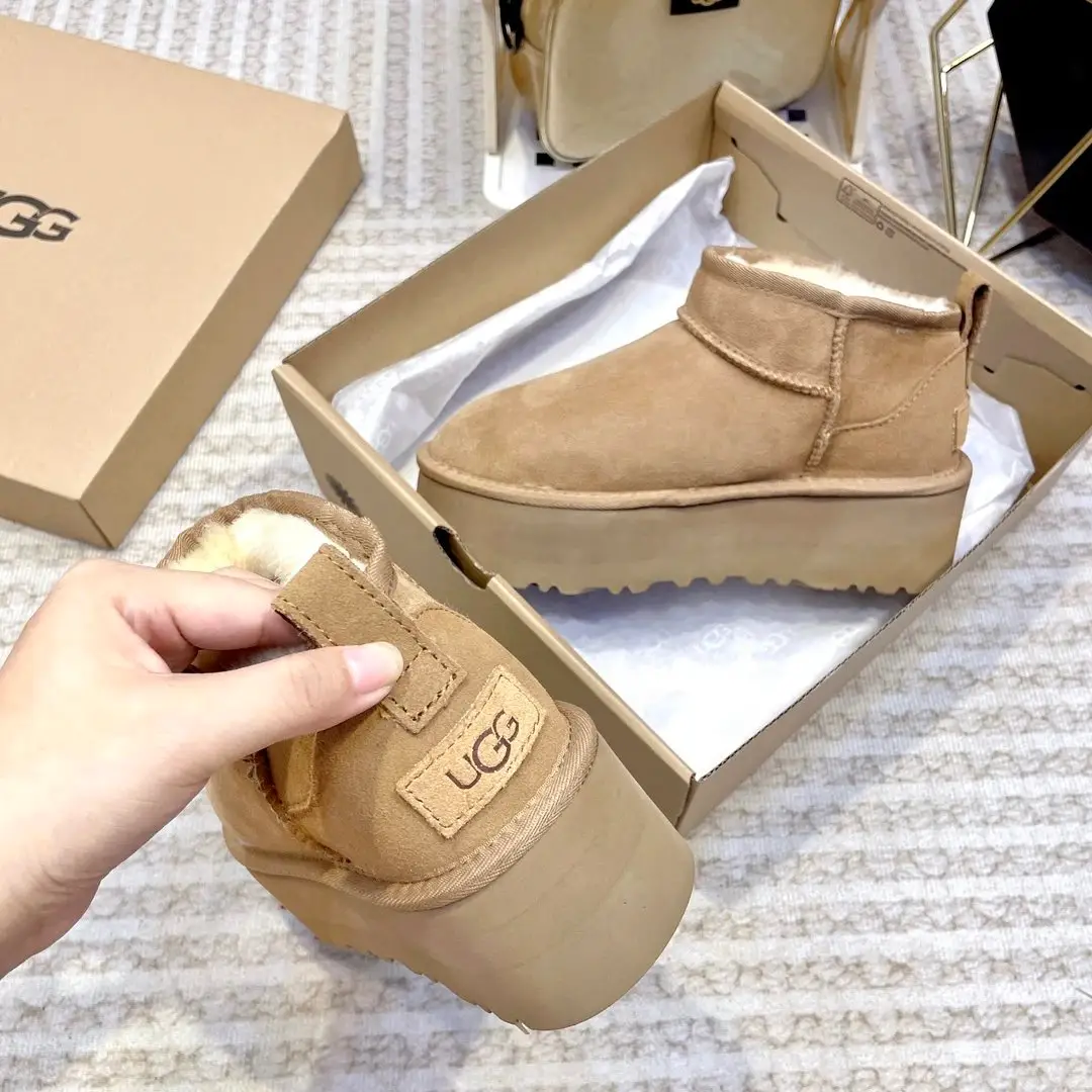 UGG Mini Platform Boots & Slippers — foto 5 de 6