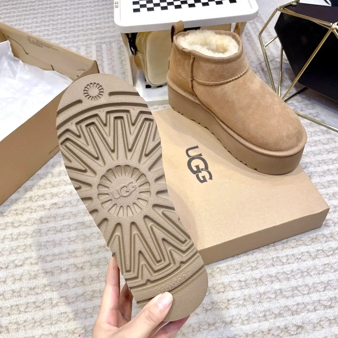 UGG Mini Platform Boots & Slippers — foto 6 de 6