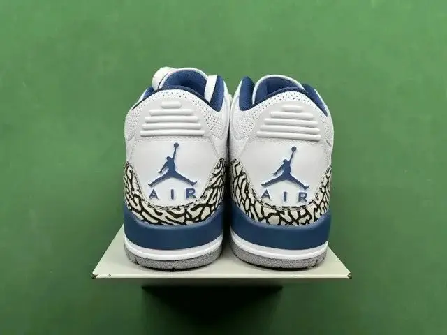 Nike Air Jordan 3 Retro Sneakers [UNC] — foto 3 de 6