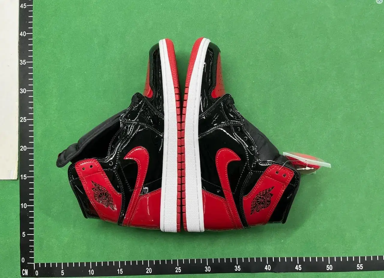 Jordan 1 High OG Sneakers [Multiple Colorways Including Dior-Inspired Styles] — foto 6 de 6