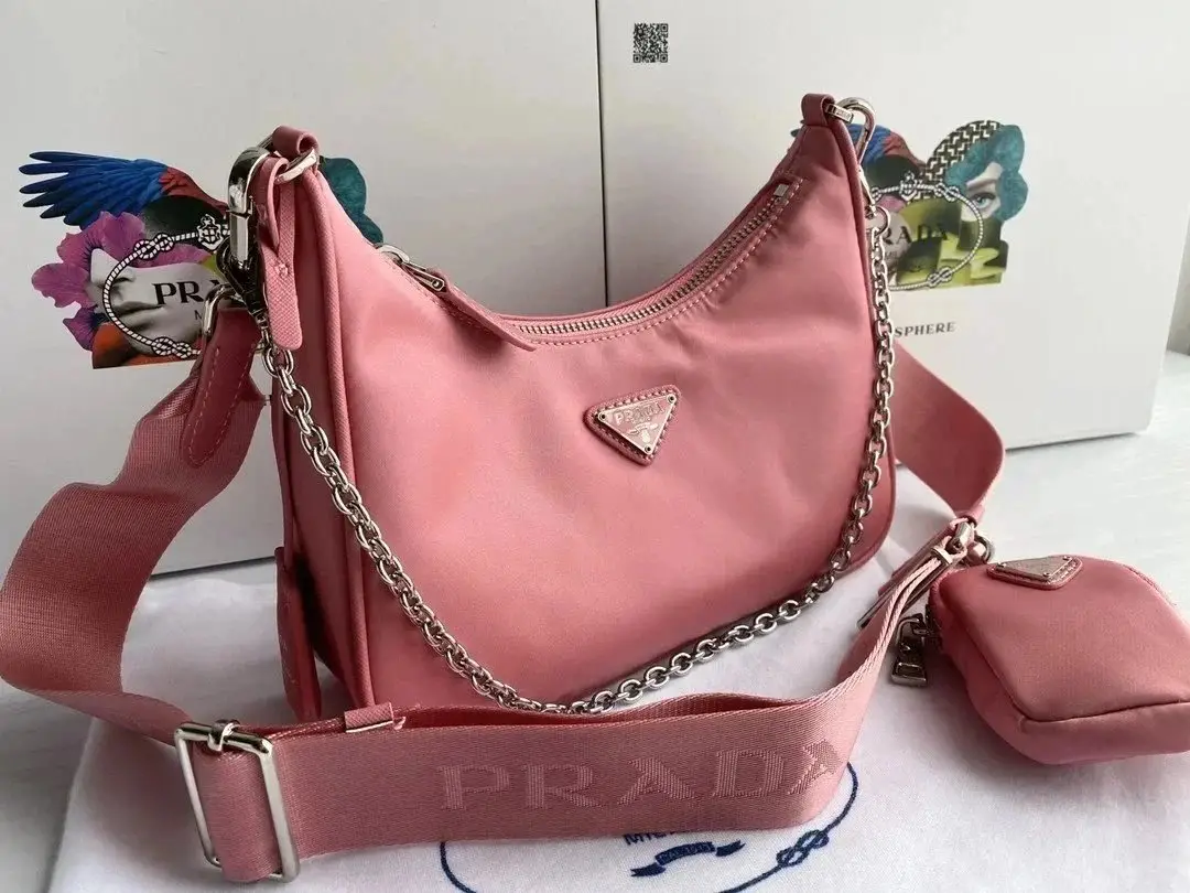 PRADA Re-Edition 2005 Nylon Shoulder Bag with Mini Pouch [6 Colors Available] — foto 3 de 6