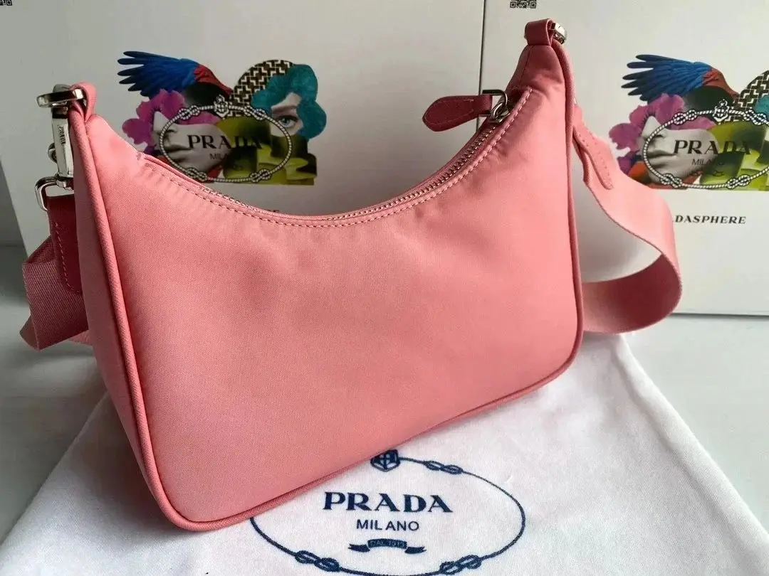 PRADA Re-Edition 2005 Nylon Shoulder Bag with Mini Pouch [6 Colors Available] — foto 4 de 6