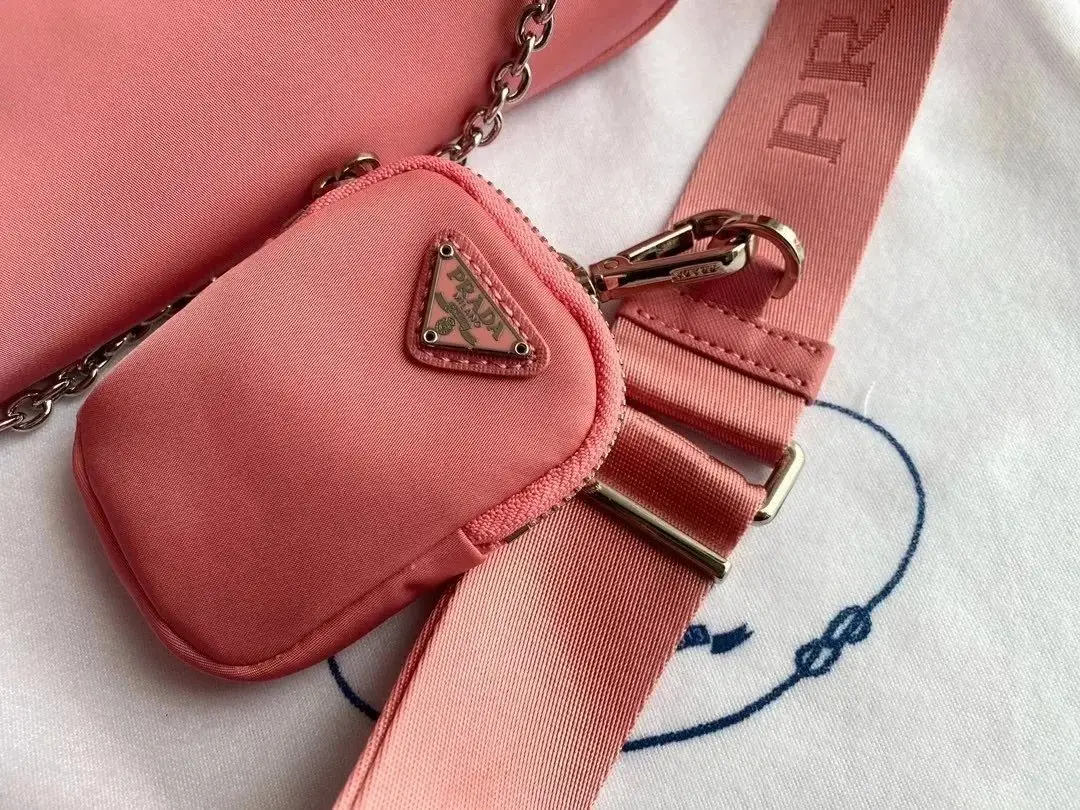 PRADA Re-Edition 2005 Nylon Shoulder Bag with Mini Pouch [6 Colors Available] — foto 5 de 6