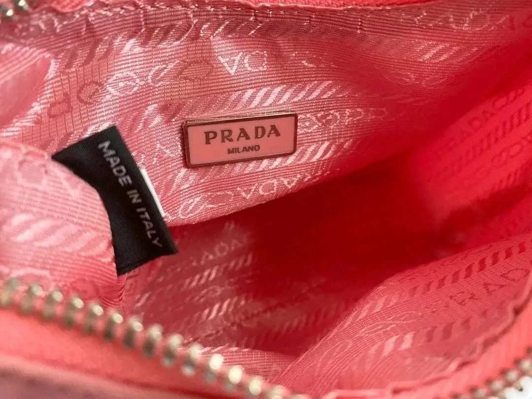 PRADA Re-Edition 2005 Nylon Shoulder Bag with Mini Pouch [6 Colors Available] — foto 6 de 6