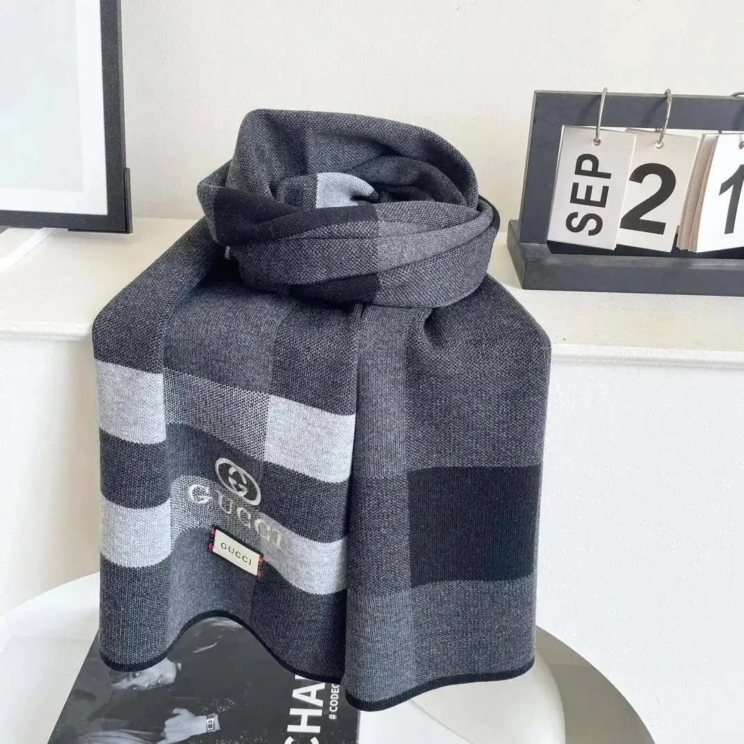 Chanel CC Logo Scarf — foto 4 de 6