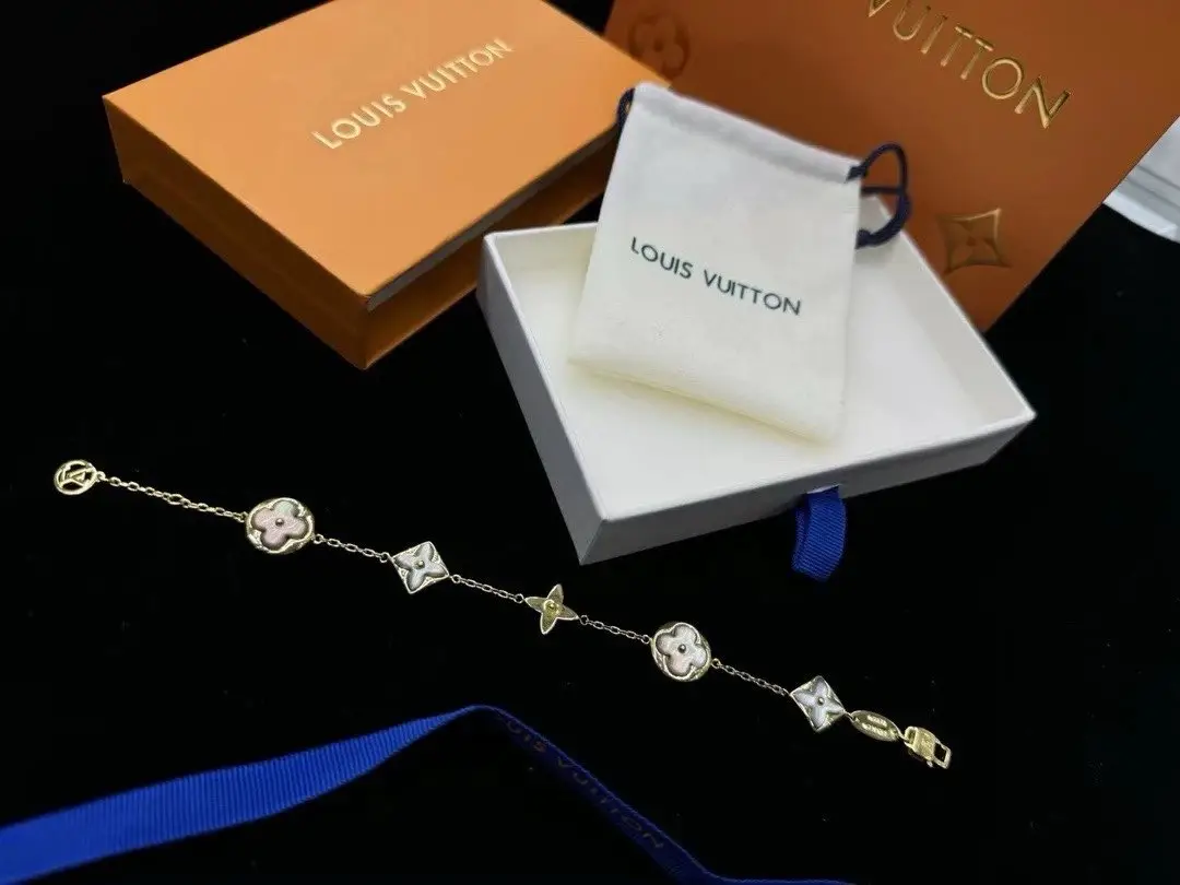 Louis Vuitton Monogram World Tour Bracelet — foto 2 de 6