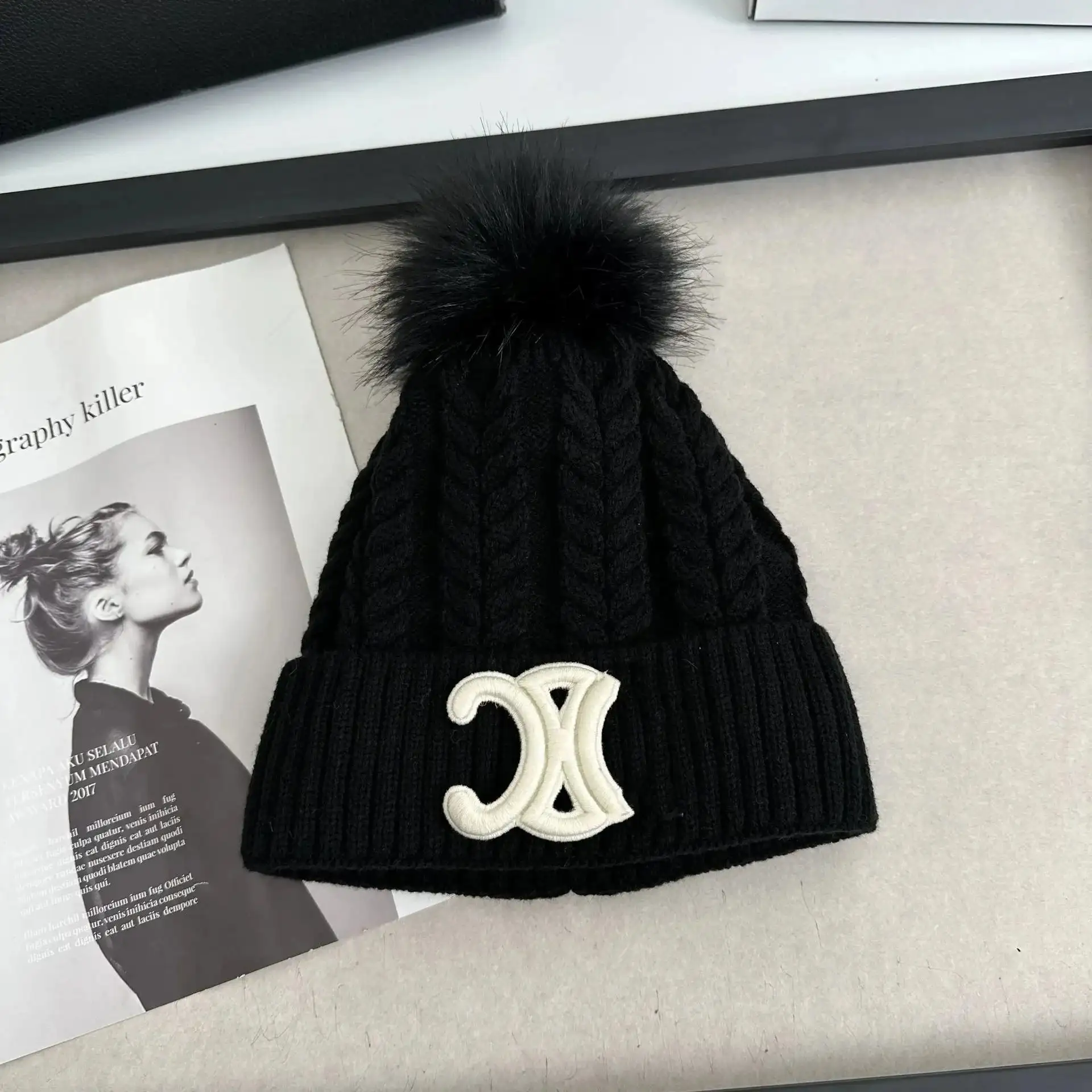 Chanel/Prada Cable Knit Beanie with Pom-Pom [40 styles] — foto 3 de 6