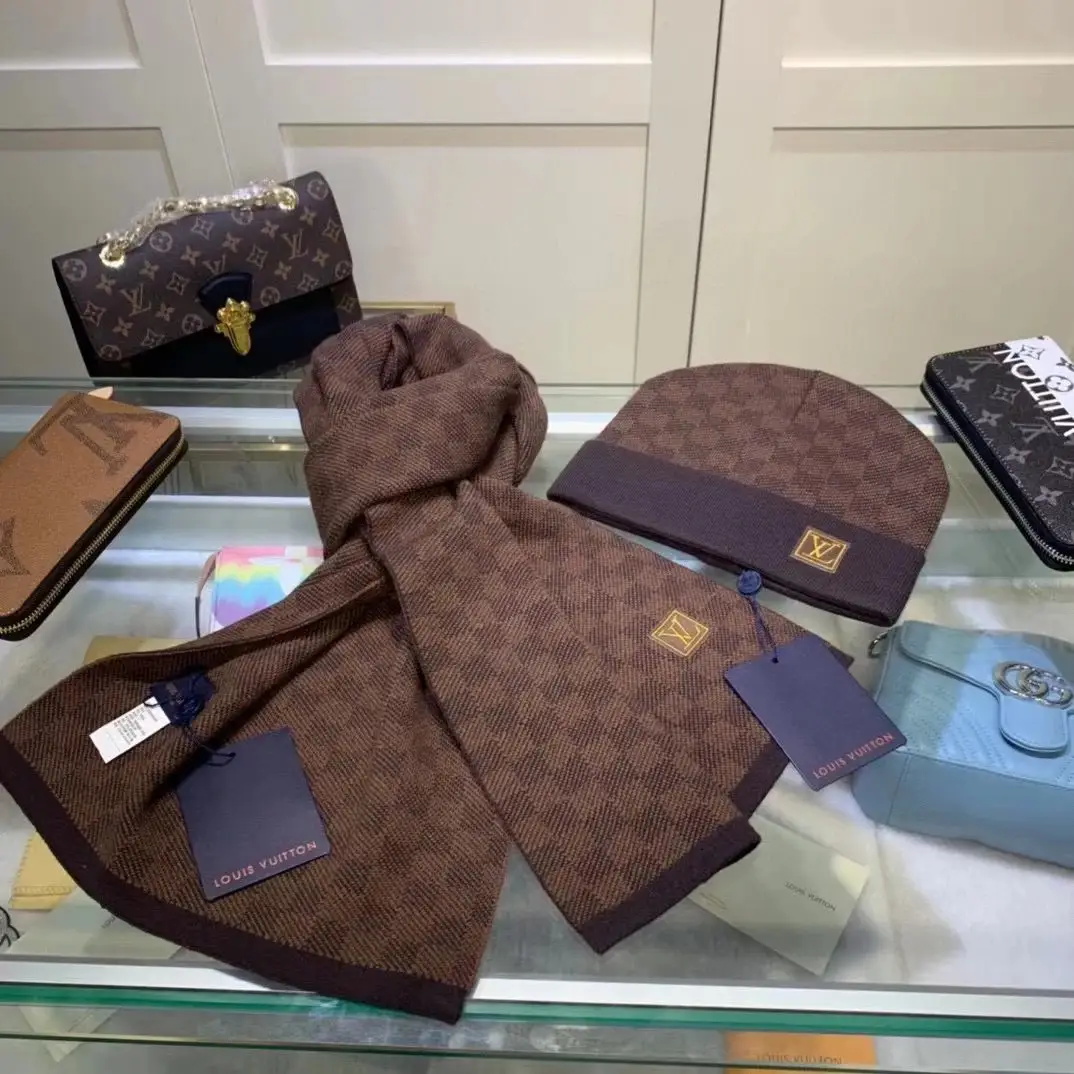 Louis Vuitton Monogram Beanie & Scarf Set [5 styles] — foto 5 de 6
