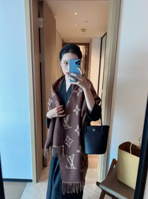 Louis Vuitton Scarf — foto 3 de 6