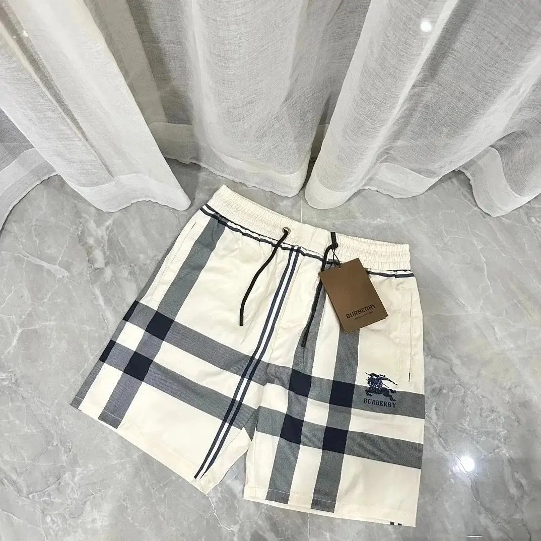 Burberry Shorts ( 24 + styles) — foto 3 de 6