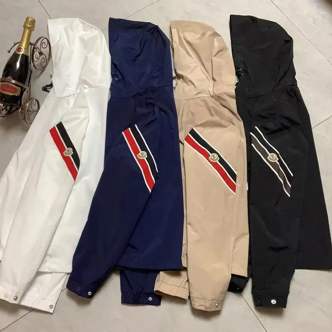 Moncler Jackets (4 styles) — foto 6 de 6