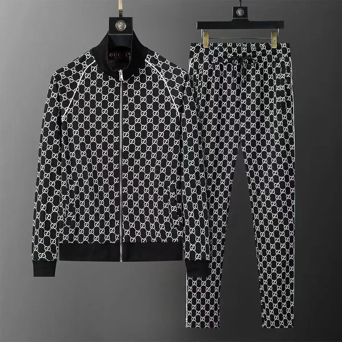 LV Monogram Bomber Jacket & Pants Set — foto 3 de 6