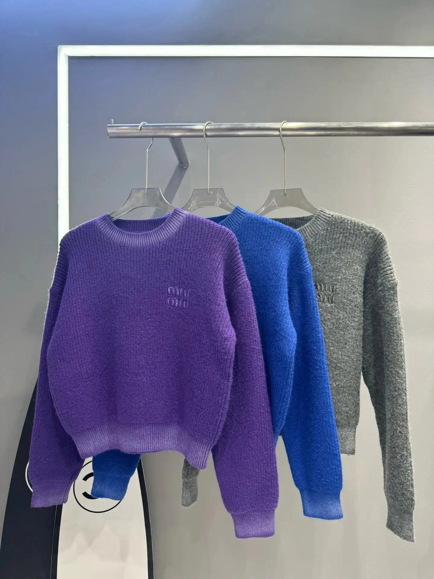 Miu Miu Logo Knit Sweater [10 styles] — foto 2 de 6