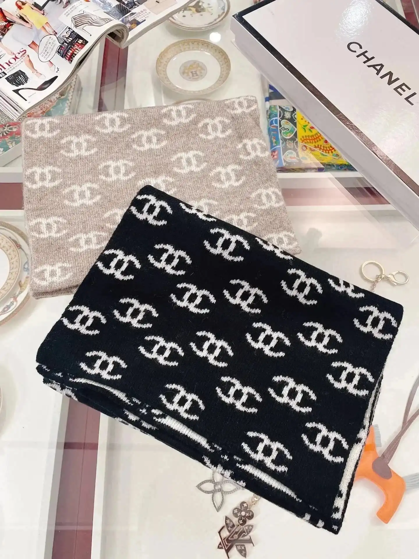 Chanel CC Logo Scarf [10+ styles] — foto 2 de 6