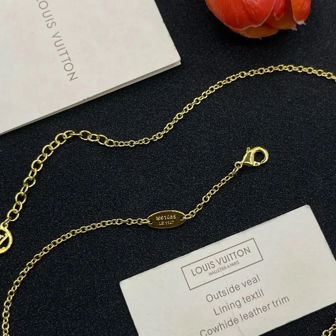 Louis Vuitton LV Flower & Star Charm Necklace — foto 2 de 6