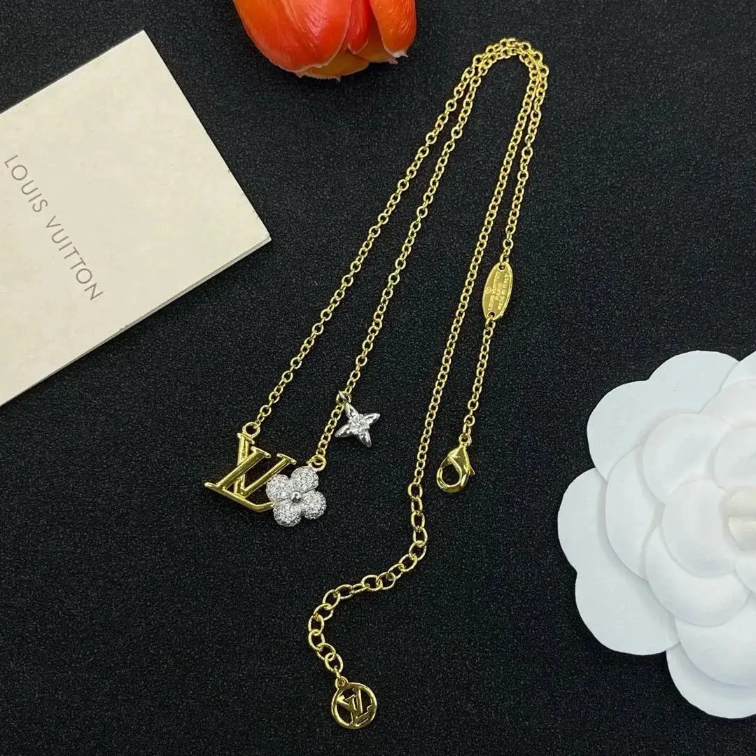 Louis Vuitton LV Flower & Star Charm Necklace — foto 3 de 6