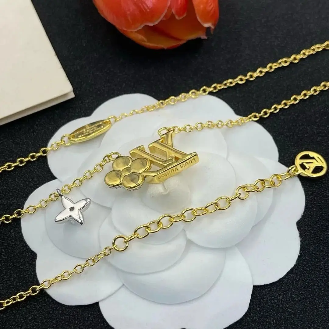 Louis Vuitton LV Flower & Star Charm Necklace — foto 5 de 6
