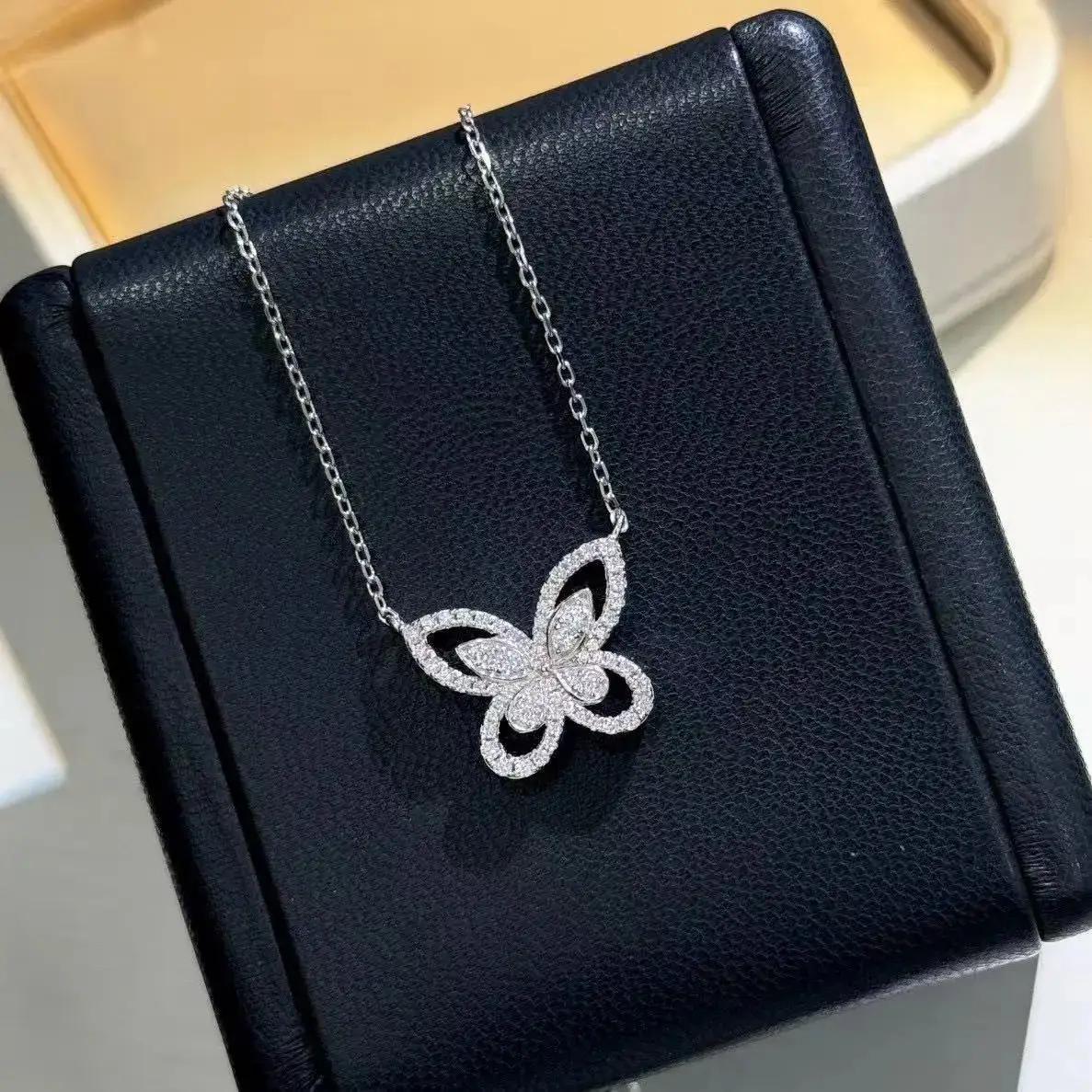 Chanel Pearl CC Logo Necklace — foto 2 de 6