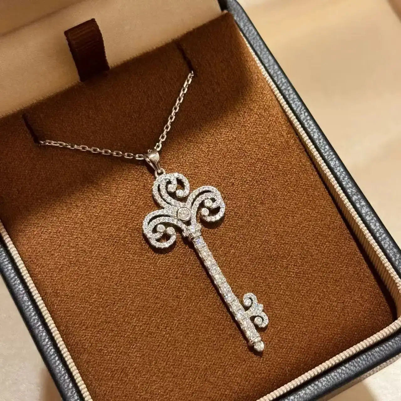 Chanel Pearl CC Logo Necklace — foto 3 de 6