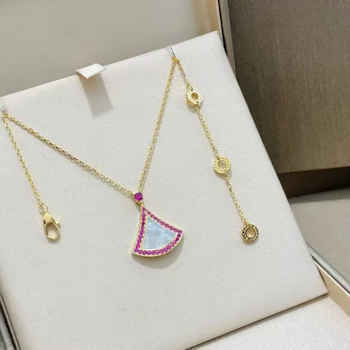 Chanel Pearl CC Logo Necklace — foto 4 de 6