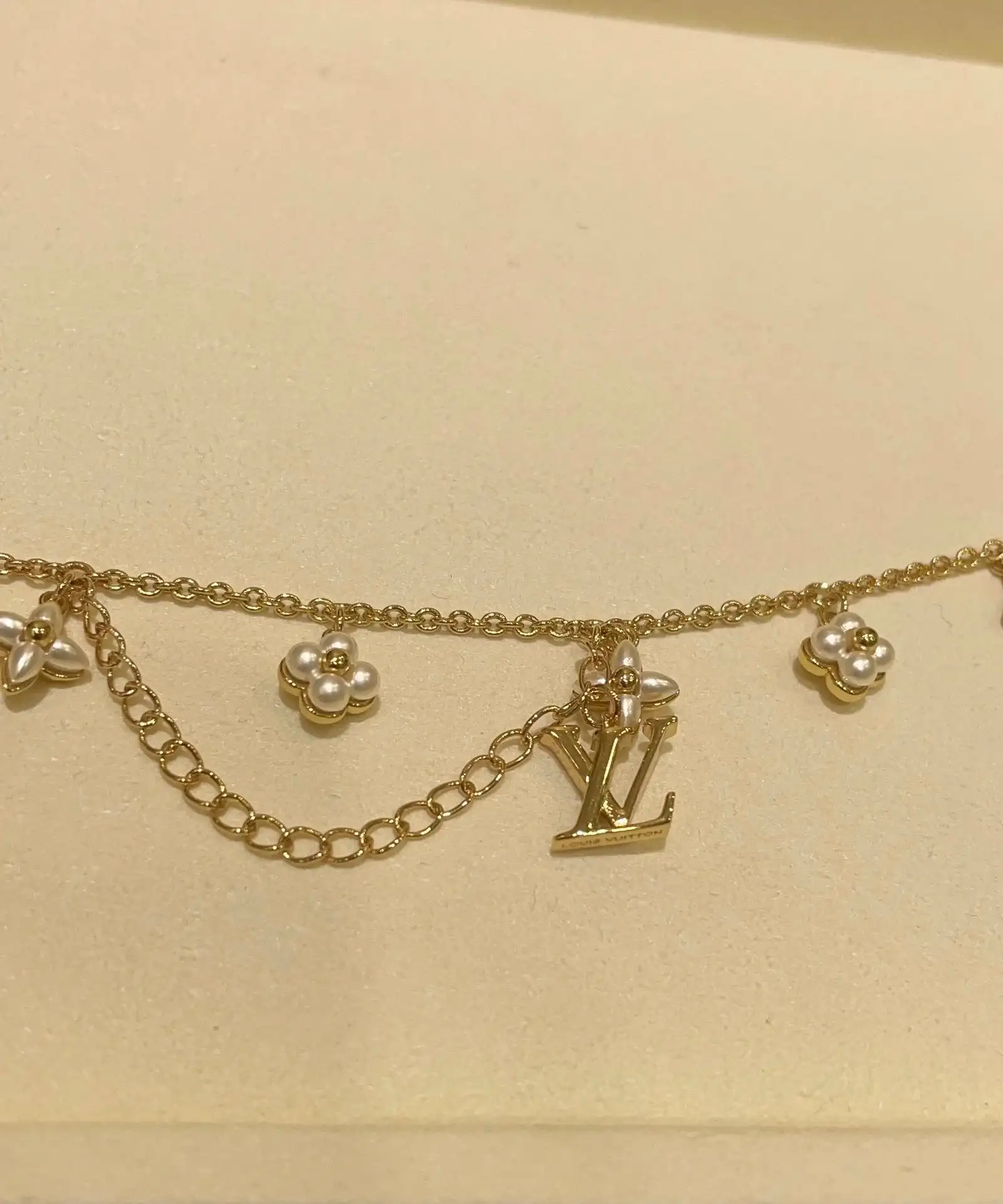 Louis Vuitton LV Letter Floral Pattern Pearl Gold Bracelet — foto 3 de 6