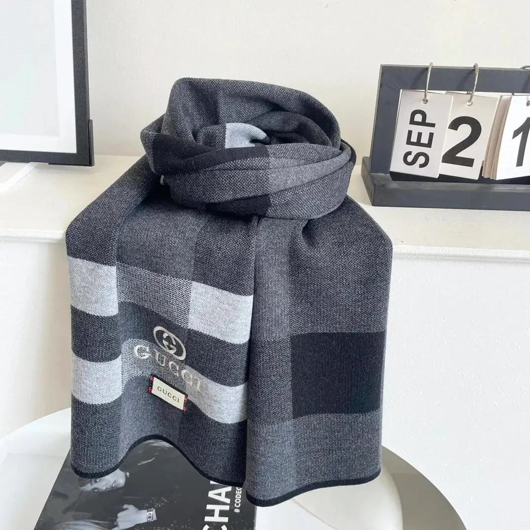 Chanel CC Logo Scarf [many brand] — foto 3 de 6