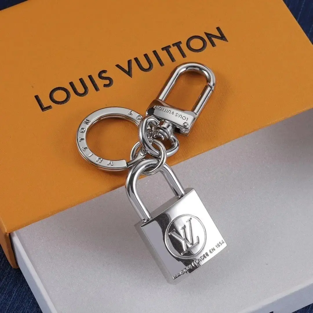 Louis Vuitton Lock Keychain [2 styles] — foto 3 de 6