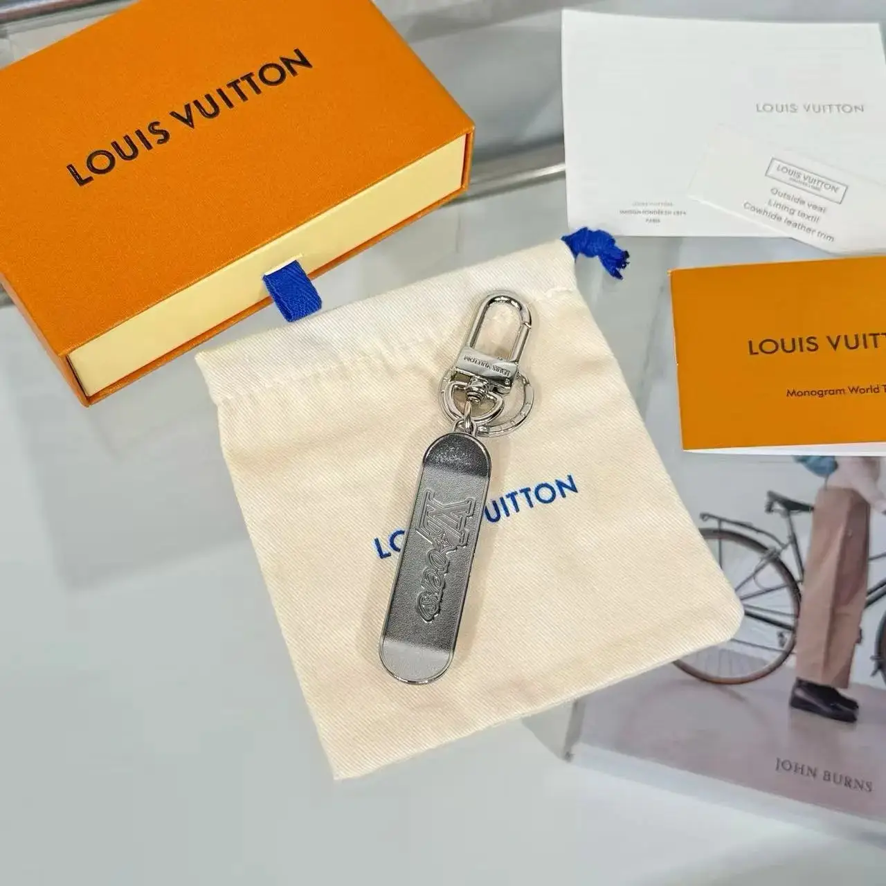 Louis Vuitton Lock Keychain [2 styles] — foto 6 de 6
