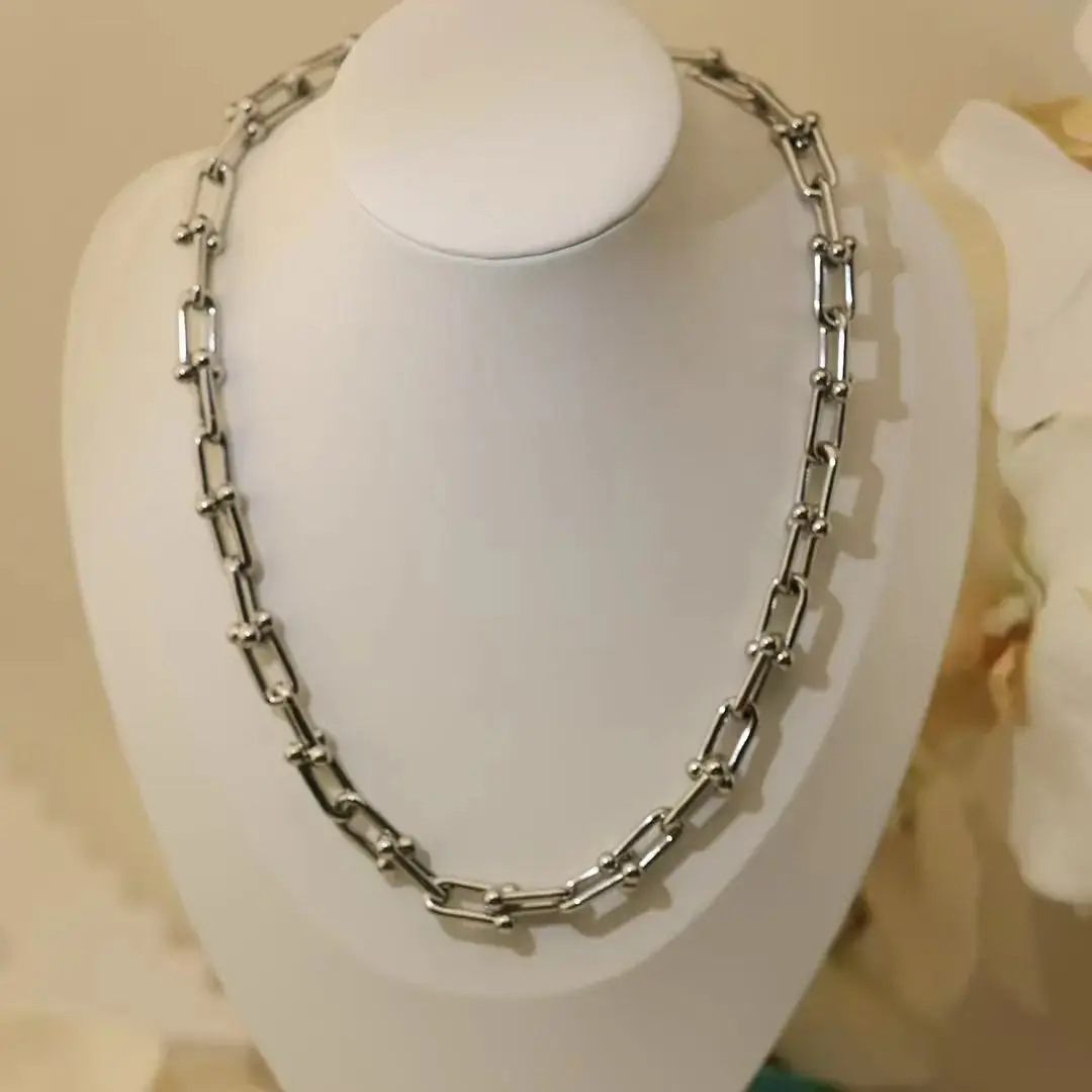 Chanel CC Logo Crystal Pendant Necklace — foto 4 de 6