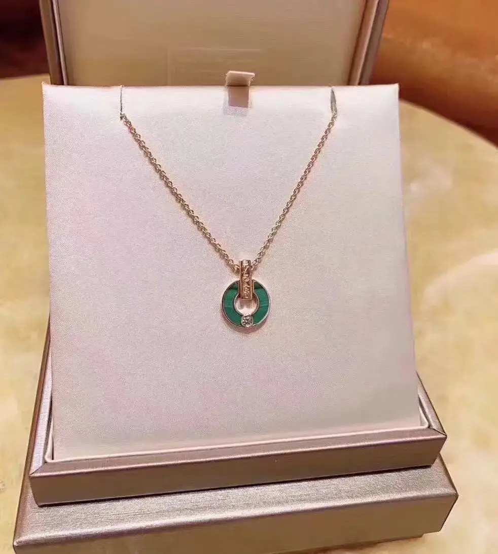 Chanel CC Logo Crystal Pendant Necklace — foto 6 de 6