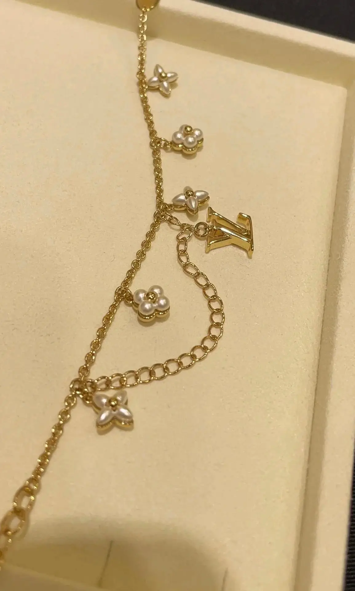 Louis Vuitton LV Letter Floral Pattern Pearl Gold Bracelet — foto 2 de 6