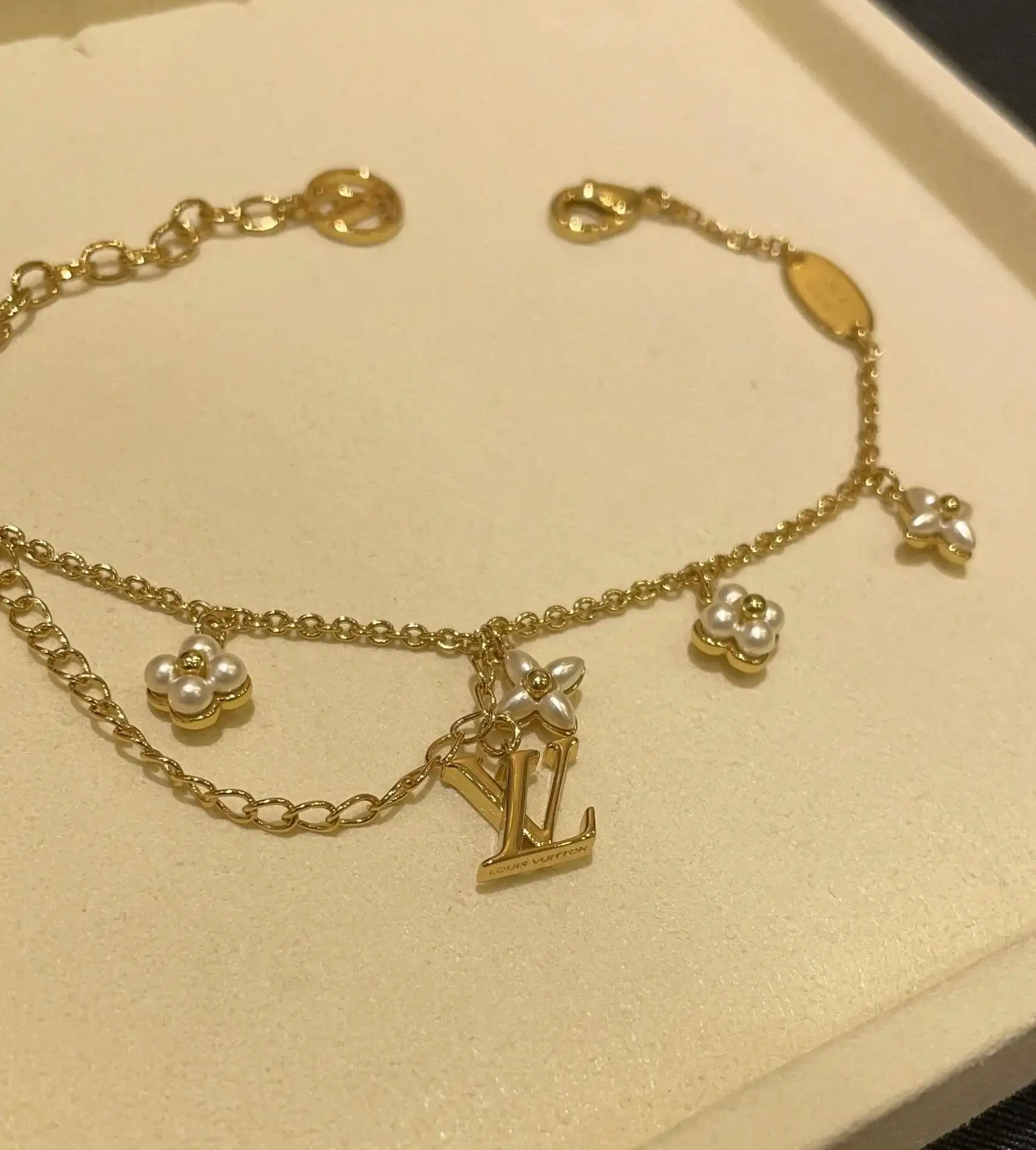 Louis Vuitton LV Letter Floral Pattern Pearl Gold Bracelet — foto 4 de 6