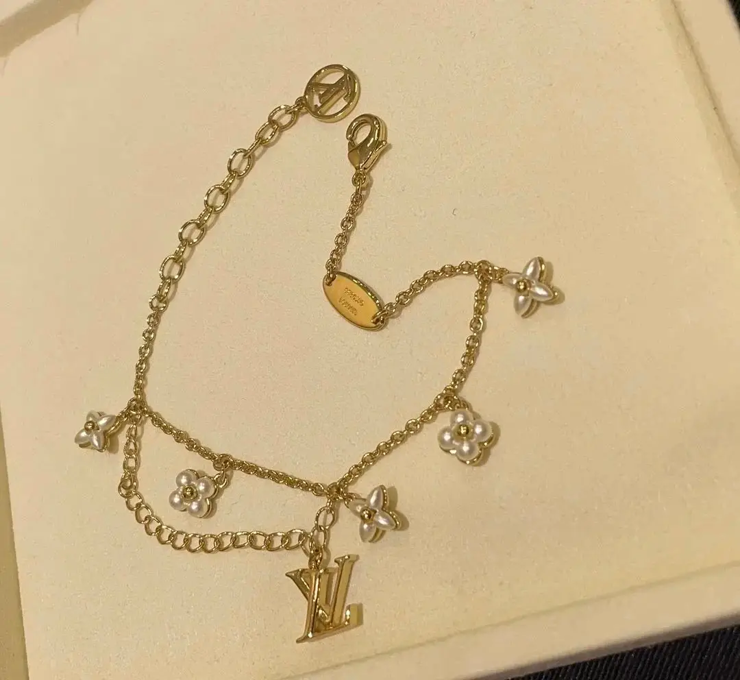Louis Vuitton LV Letter Floral Pattern Pearl Gold Bracelet — foto 5 de 6