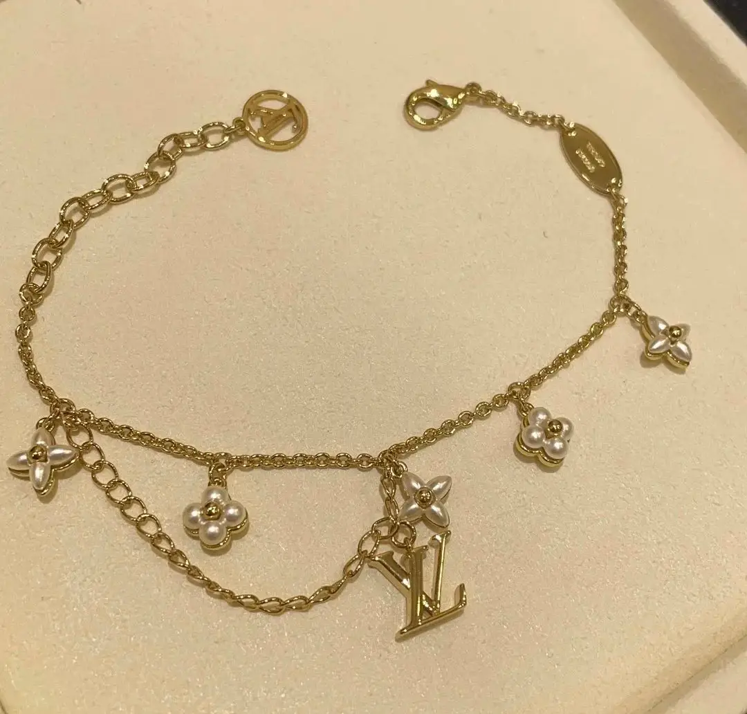 Louis Vuitton LV Letter Floral Pattern Pearl Gold Bracelet — foto 6 de 6