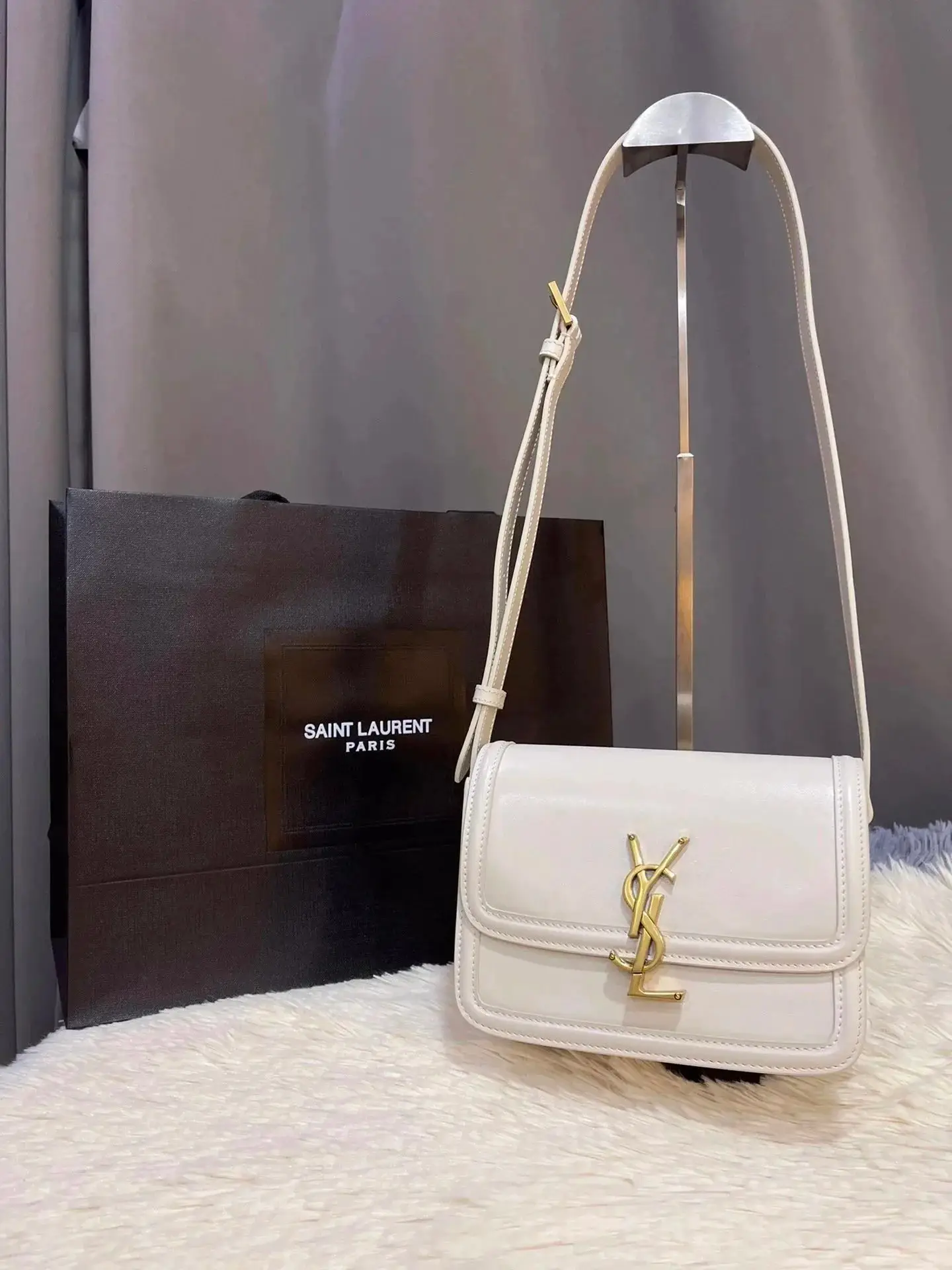 Saint Laurent Quilted Camera Bag — foto 2 de 6