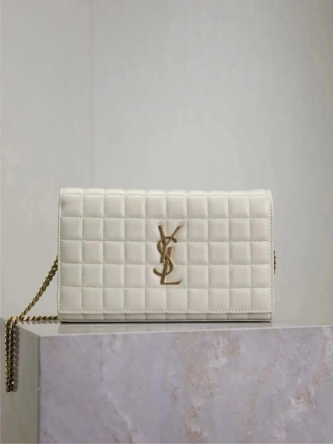 Saint Laurent Quilted Camera Bag — foto 6 de 6