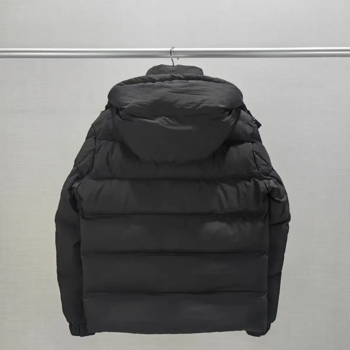 Moncler down jacket — foto 3 de 6