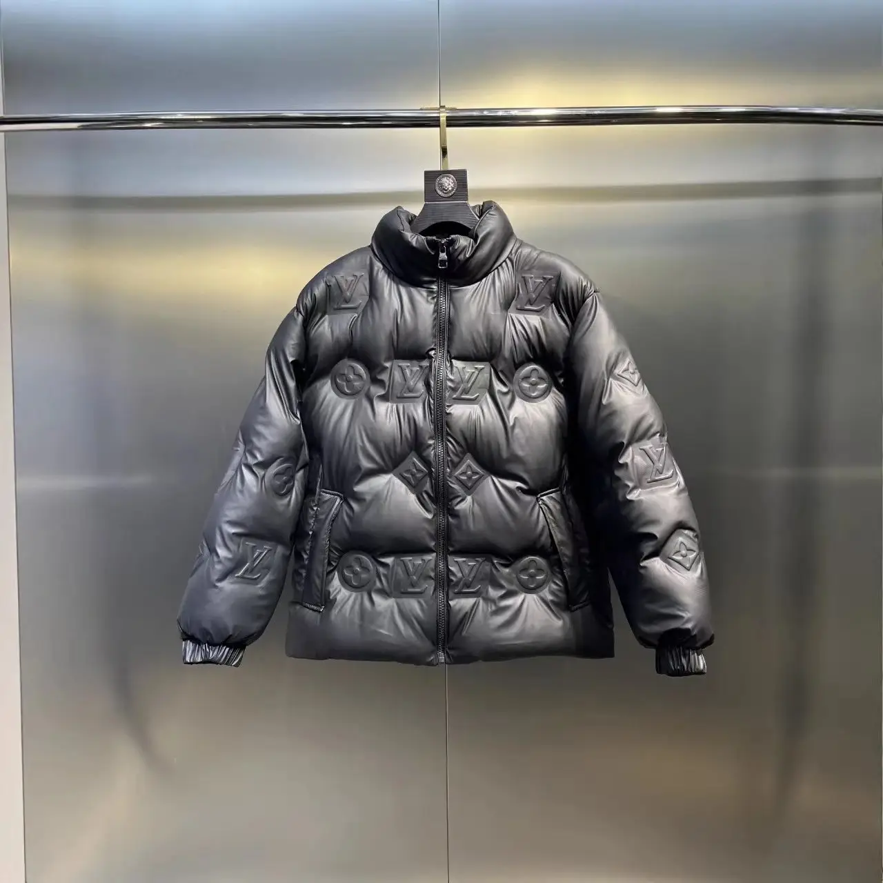 Louis Vuitton Monogram Puffer Jackets [Winter-Resistant] — foto 2 de 6