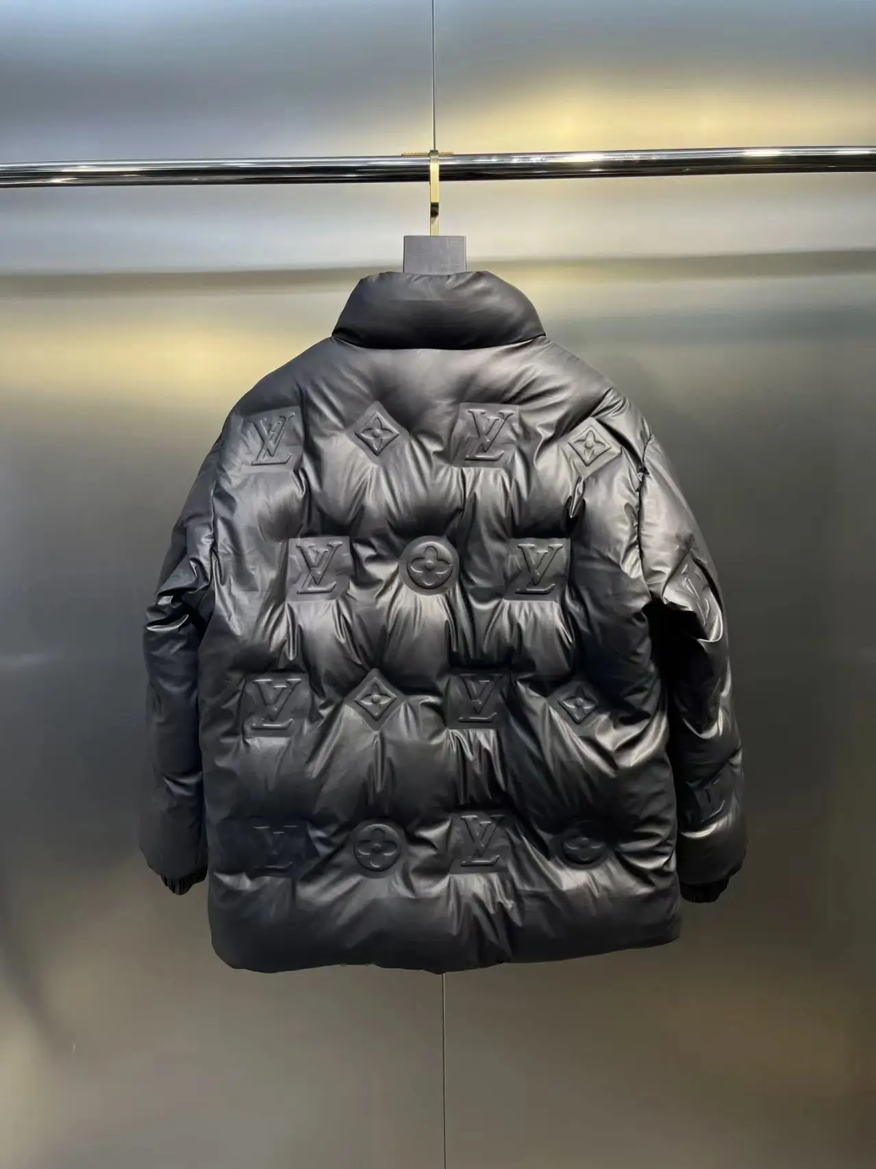 Louis Vuitton Monogram Puffer Jackets [Winter-Resistant] — foto 3 de 6