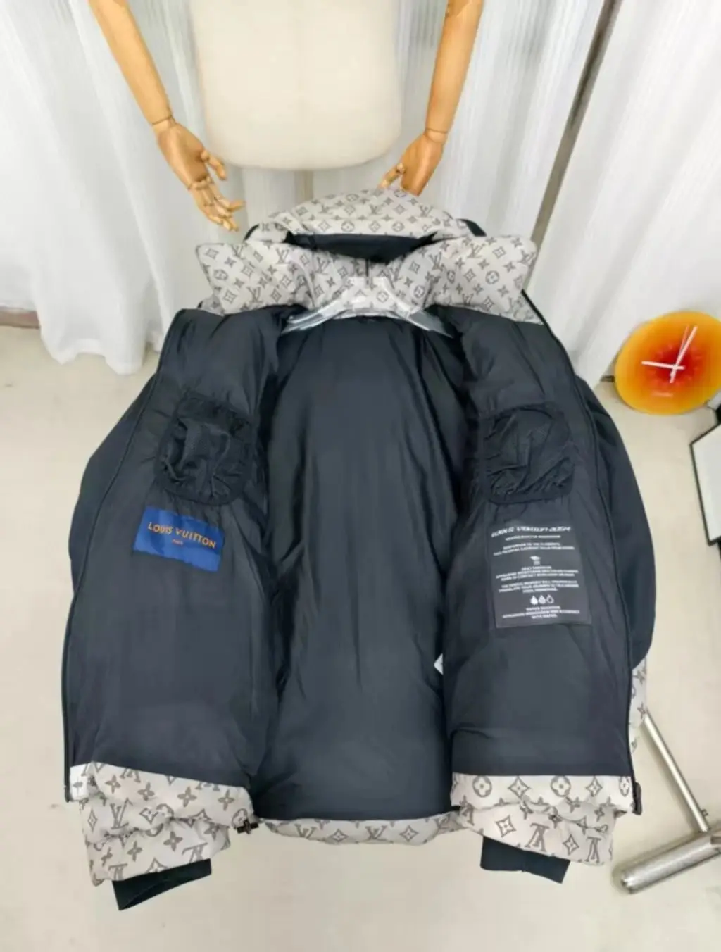 Louis Vuitton Monogram Puffer Jackets [Winter-Resistant] — foto 6 de 6