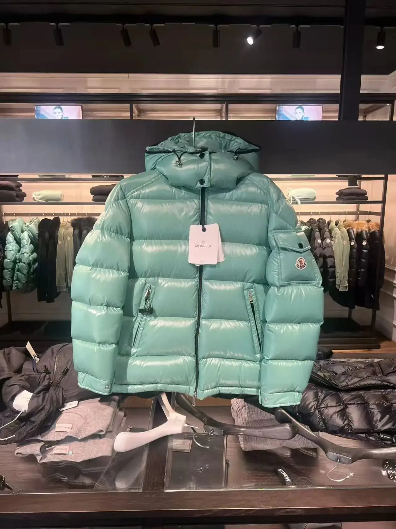 Moncler down jacket — foto 4 de 6