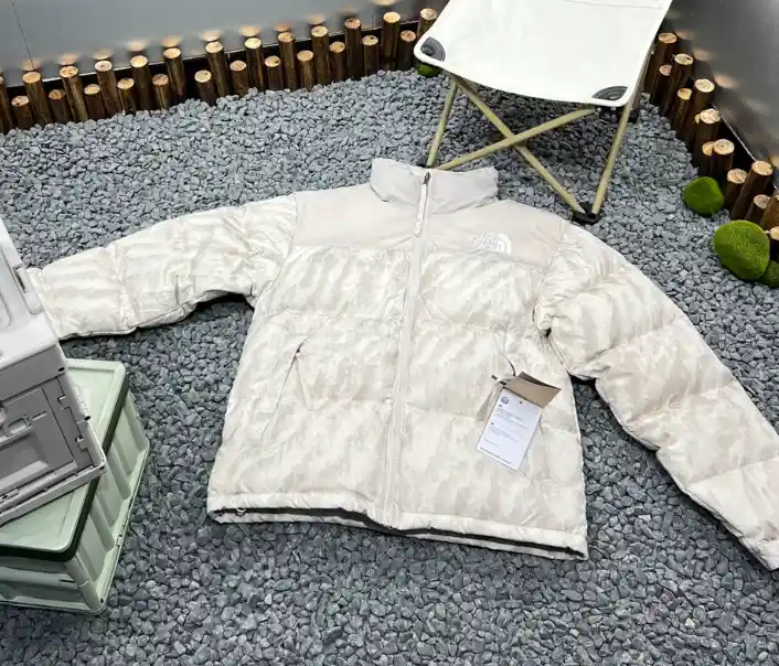 The North Face Nuptse Puffer Jacket [23 styles] — foto 4 de 6
