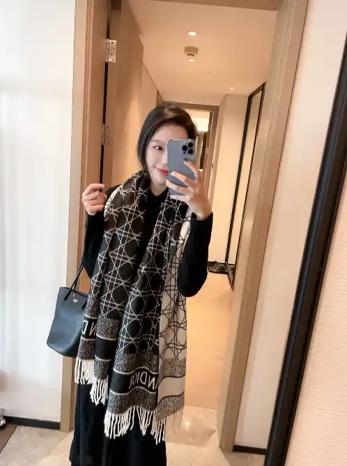 Dior scarf (7 styles) — foto 2 de 6