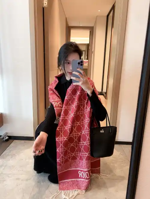 Dior scarf (7 styles) — foto 4 de 6