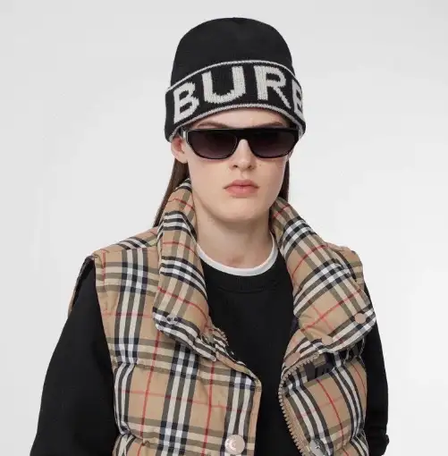 Burberry Logo Knit Beanie [5 styles] — foto 3 de 6