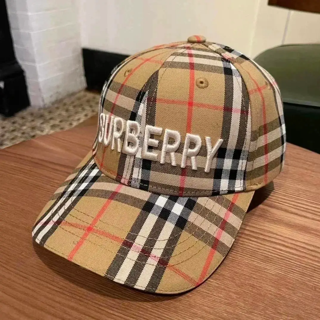 Burberry Gucci hat — foto 4 de 6